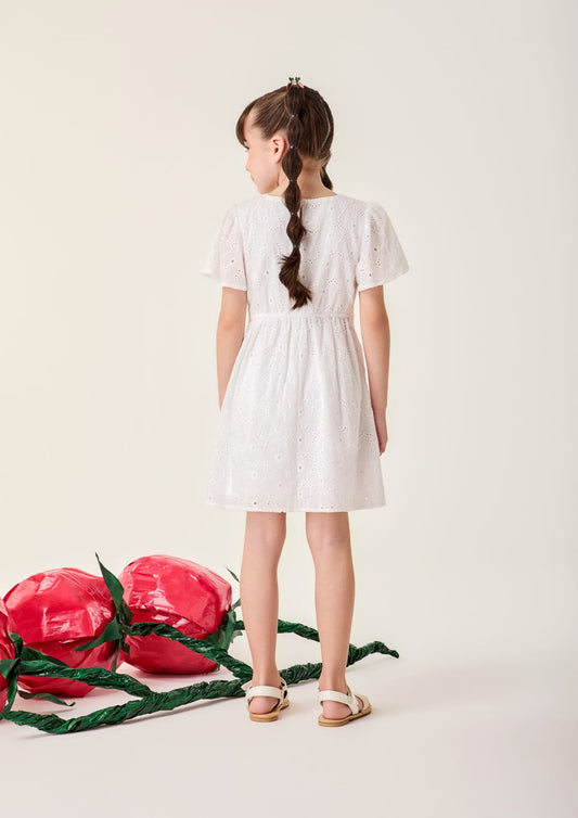 Vestido infantil Bimbi de laise off-white visto de costas, com mangas curtas e saia franzida na cintura
