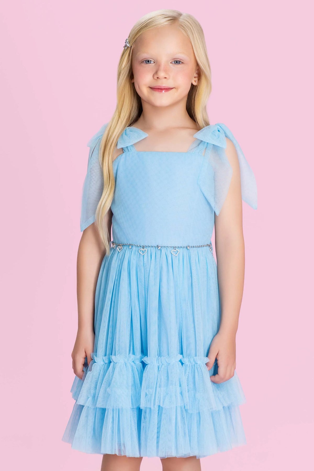 Detalhes do vestido azul Petit Cherie com decote quadrado, laços nos ombros e babados de tule