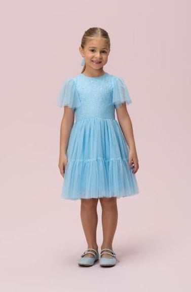 Menina com vestido infantil azul-claro Petit Cherie, mangas curtas em tule e saia em camadas.
