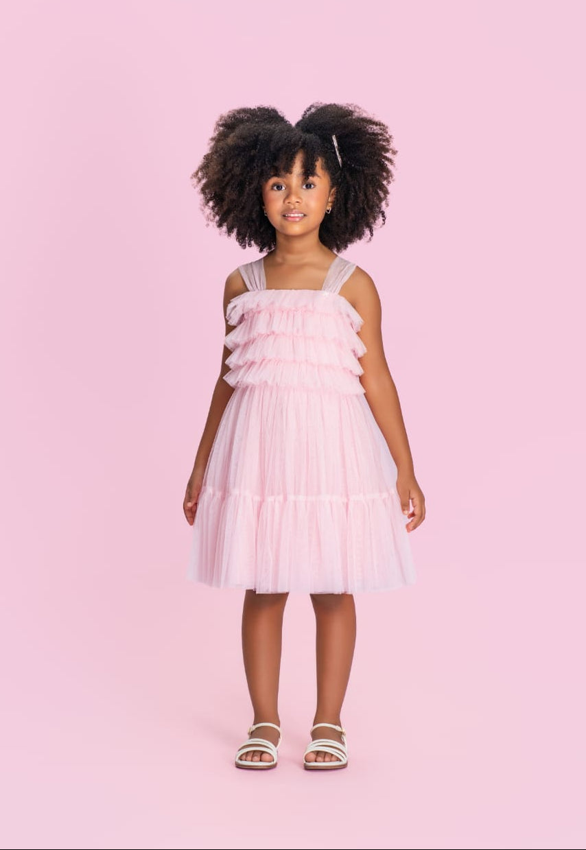 Menina com vestido infantil rosa Petit Cherie em tule, com babados no busto e saia em camadas