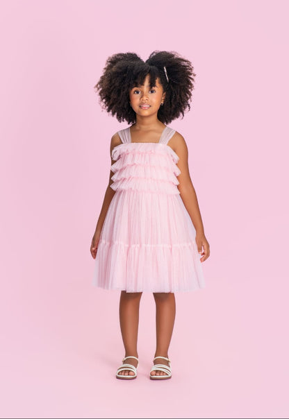 Menina com vestido infantil rosa Petit Cherie em tule, com babados no busto e saia em camadas