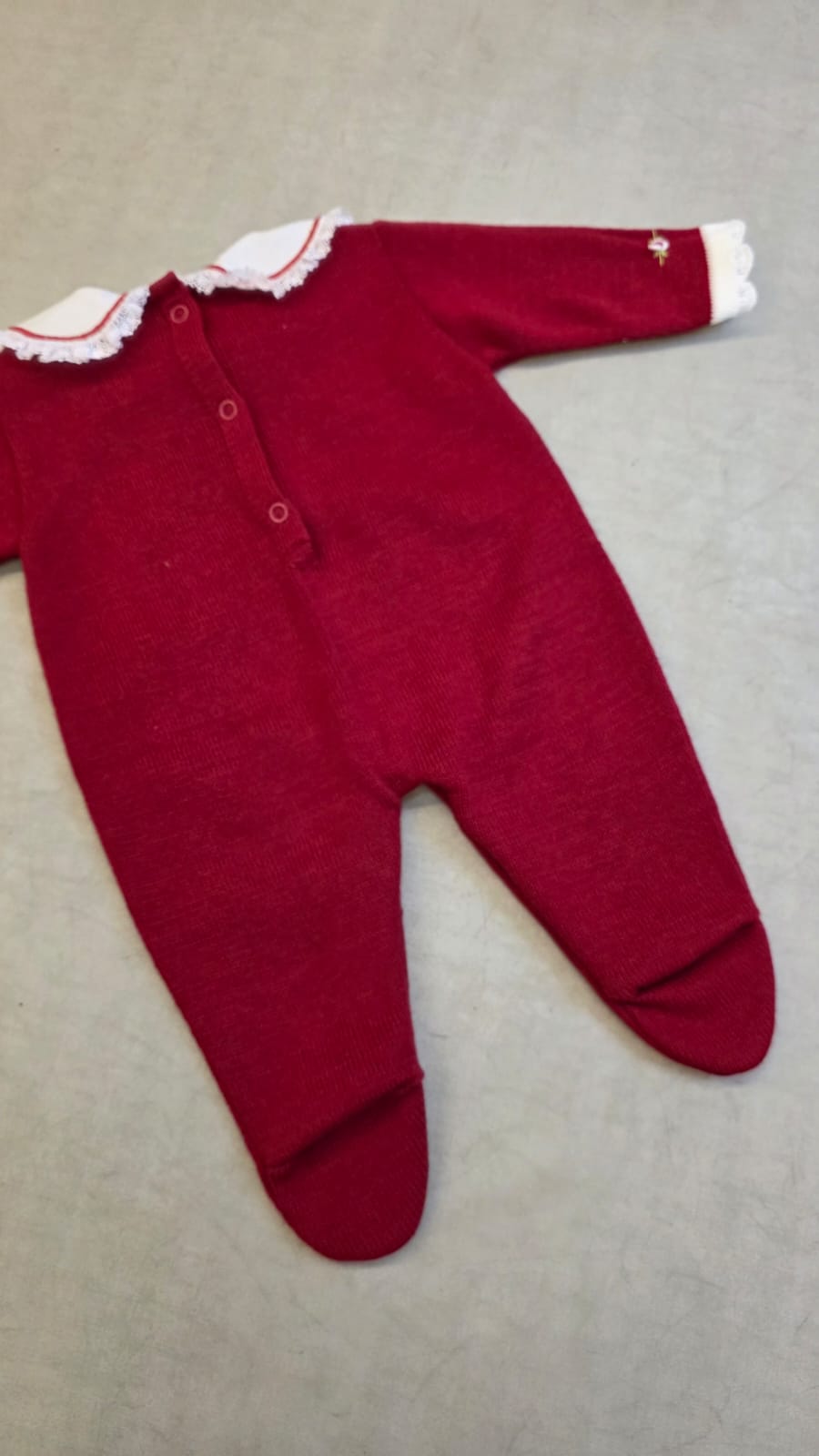 Macacão Bebê Menina Bordado Vermelho Buá