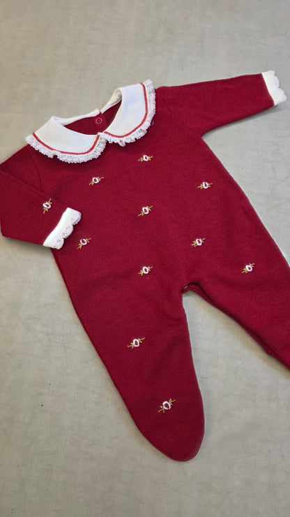 Macacão Bebê Menina Bordado Vermelho Buá