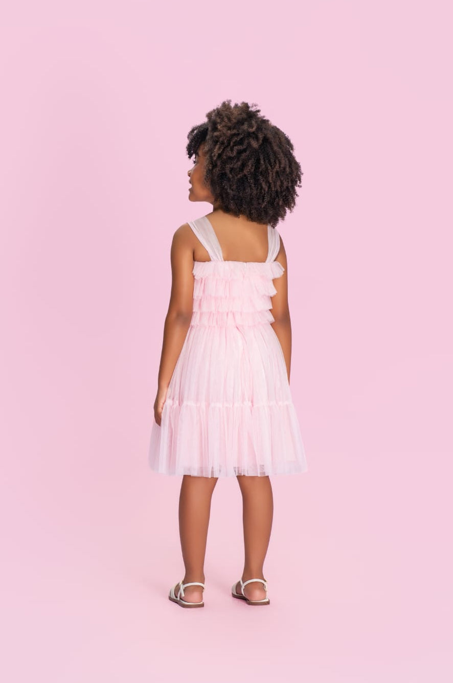Vestido infantil rosa Petit Cherie visto de costas, com alças e saia de tule em camadas.