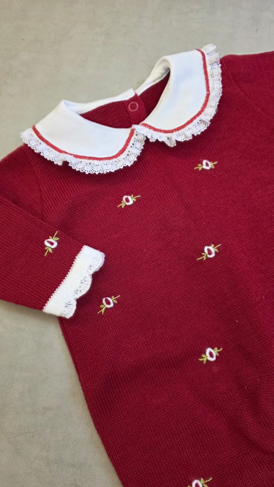 Macacão Bebê Menina Bordado Vermelho Buá