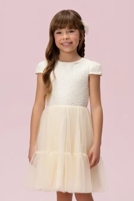 Detalhes do vestido creme Petit Cherie com decote arredondado, mangas curtas e saia em tule.
