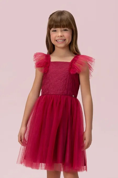 Detalhes do vestido vermelho Petit Cherie com decote quadrado, corpo bordado e mangas em tule.