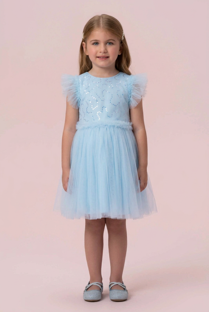 Menina de frente com o vestido azul-claro de paetês e tule, versão com menina de 10 anos