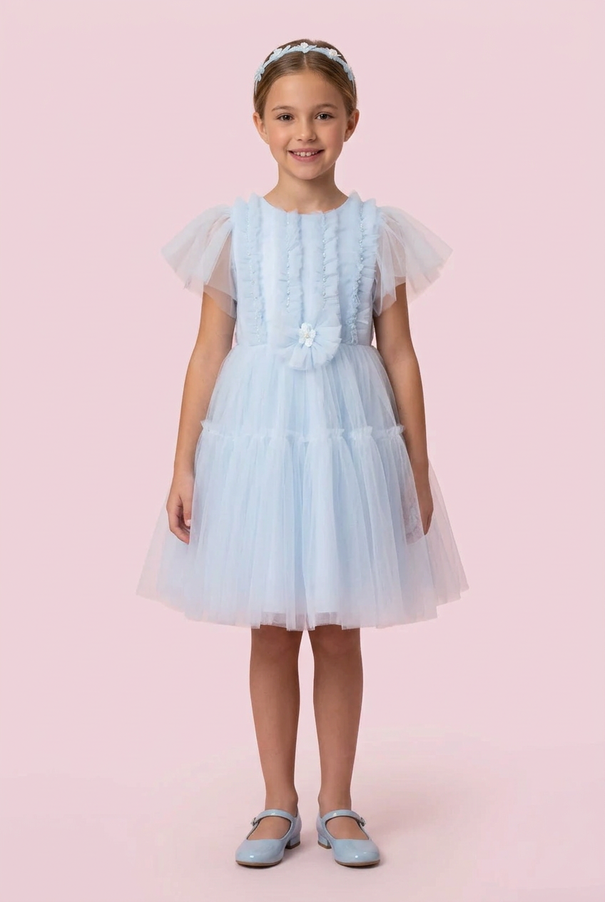 Versão ilustrativa do vestido azul-claro em menina de aproximadamente 10 a 12 anos