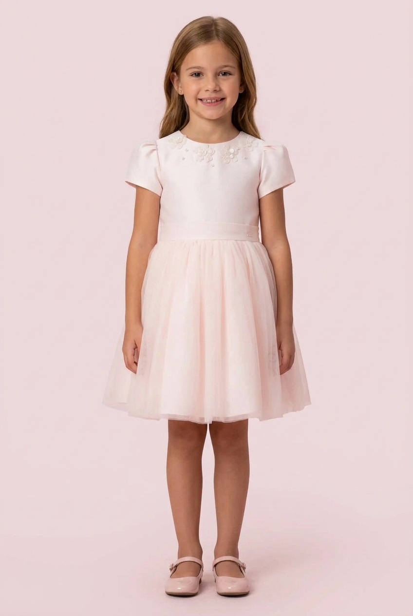 Versão ilustrativa do vestido rosa em menina de aproximadamente 10 anos