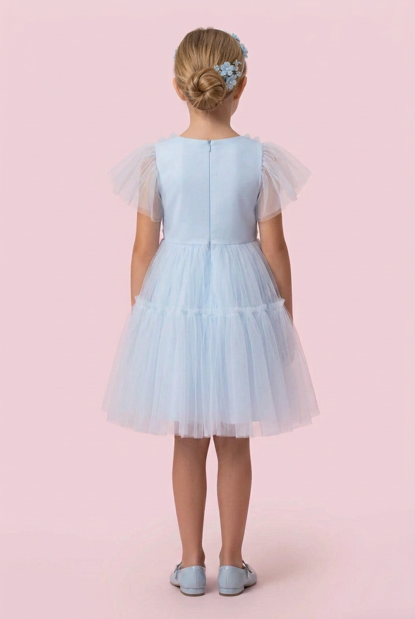 Vista de costas do vestido azul-claro com o cabelo preso
