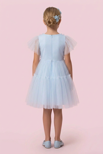 Vista de costas do vestido azul-claro com o cabelo preso