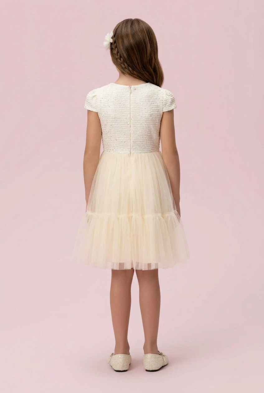 Vista ilustrativa de costas do vestido creme Petit Cherie com fechamento em zíper